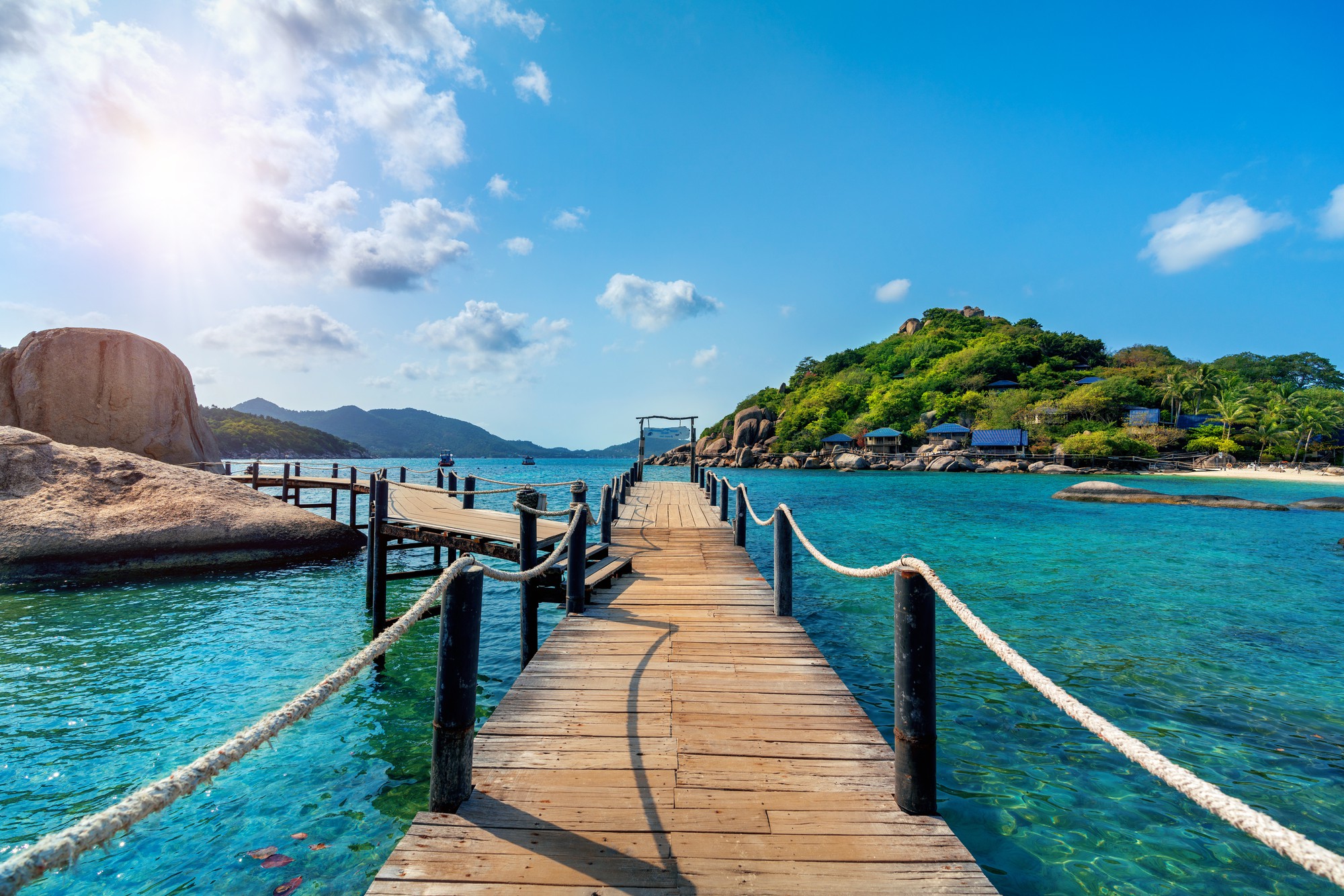 pont-en-bois-a-l-ile-de-koh-nangyuan-a-surat-thani-thailande